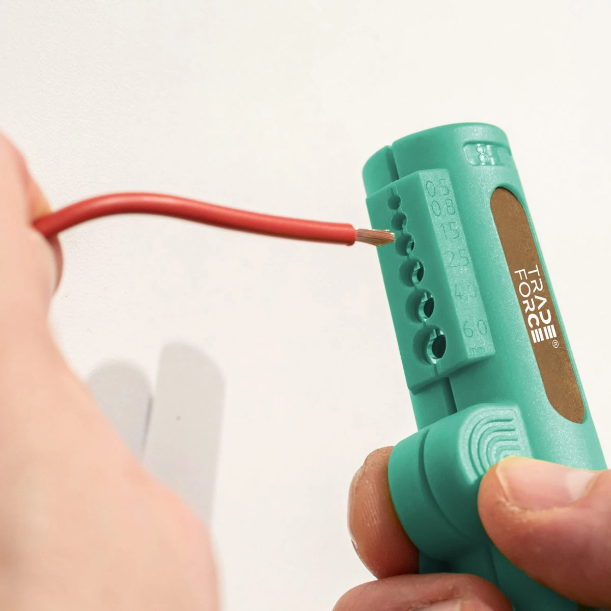 Quadro-Stripper Ø 8–13mm mit Abisolierfunktion 0,5–6 mm² und Hakenklinge, Bio-based